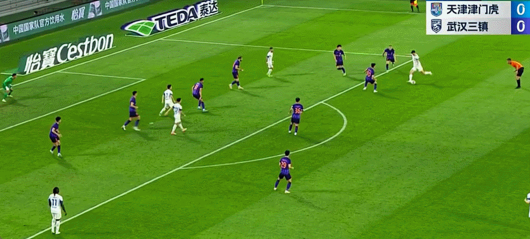 ⚽中超半场：吾米提江造险 巴顿抽射擦柱而出 津门虎0-0武汉三镇