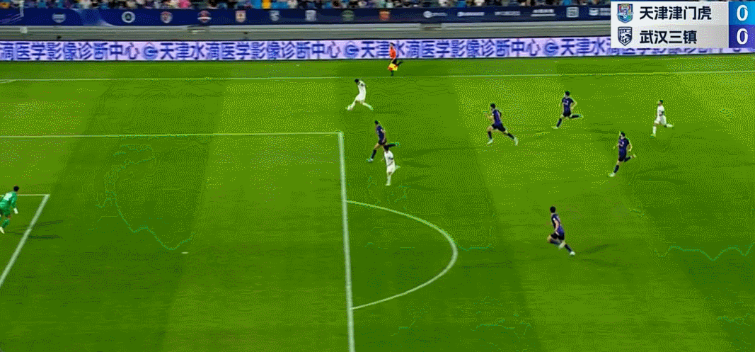 ⚽中超半场：吾米提江造险 巴顿抽射擦柱而出 津门虎0-0武汉三镇