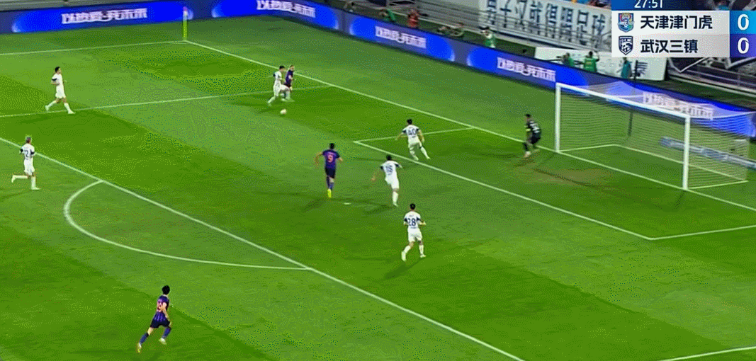 ⚽中超半场：吾米提江造险 巴顿抽射擦柱而出 津门虎0-0武汉三镇