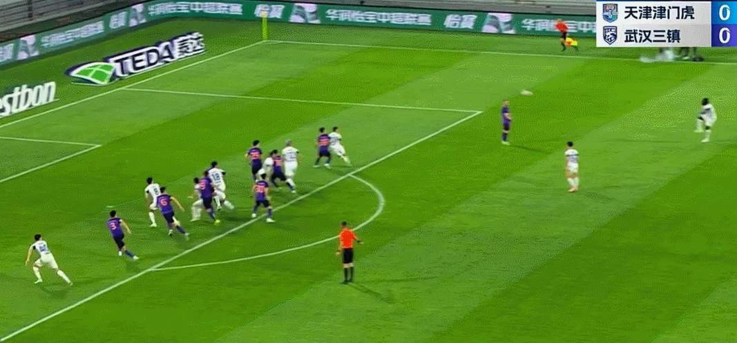 ⚽中超半场：吾米提江造险 巴顿抽射擦柱而出 津门虎0-0武汉三镇