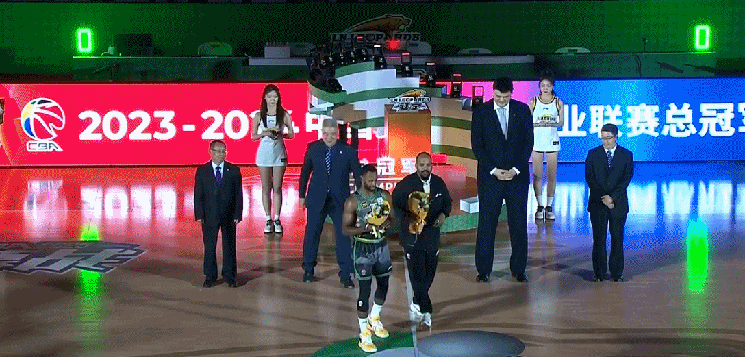 🏆辽宁男篮赛前领取总冠军戒指！